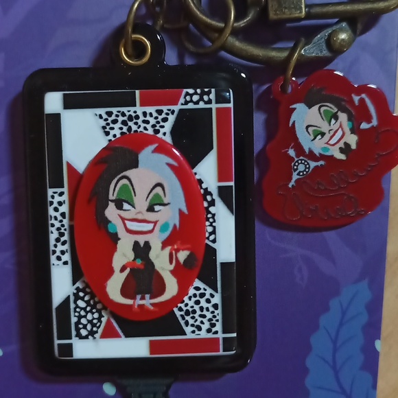 $5 Disney Villains Miniso Handheld Mirror Keychain 101 Dalmatians Cruella - Picture 3 of 9
